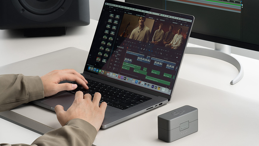 System mikrofonów bezprzewodowych DJI Mic 3 2 TX + 2 RX + Etui ładujące czarny grafika przedstawia etui ładujące podłączone do laptopa